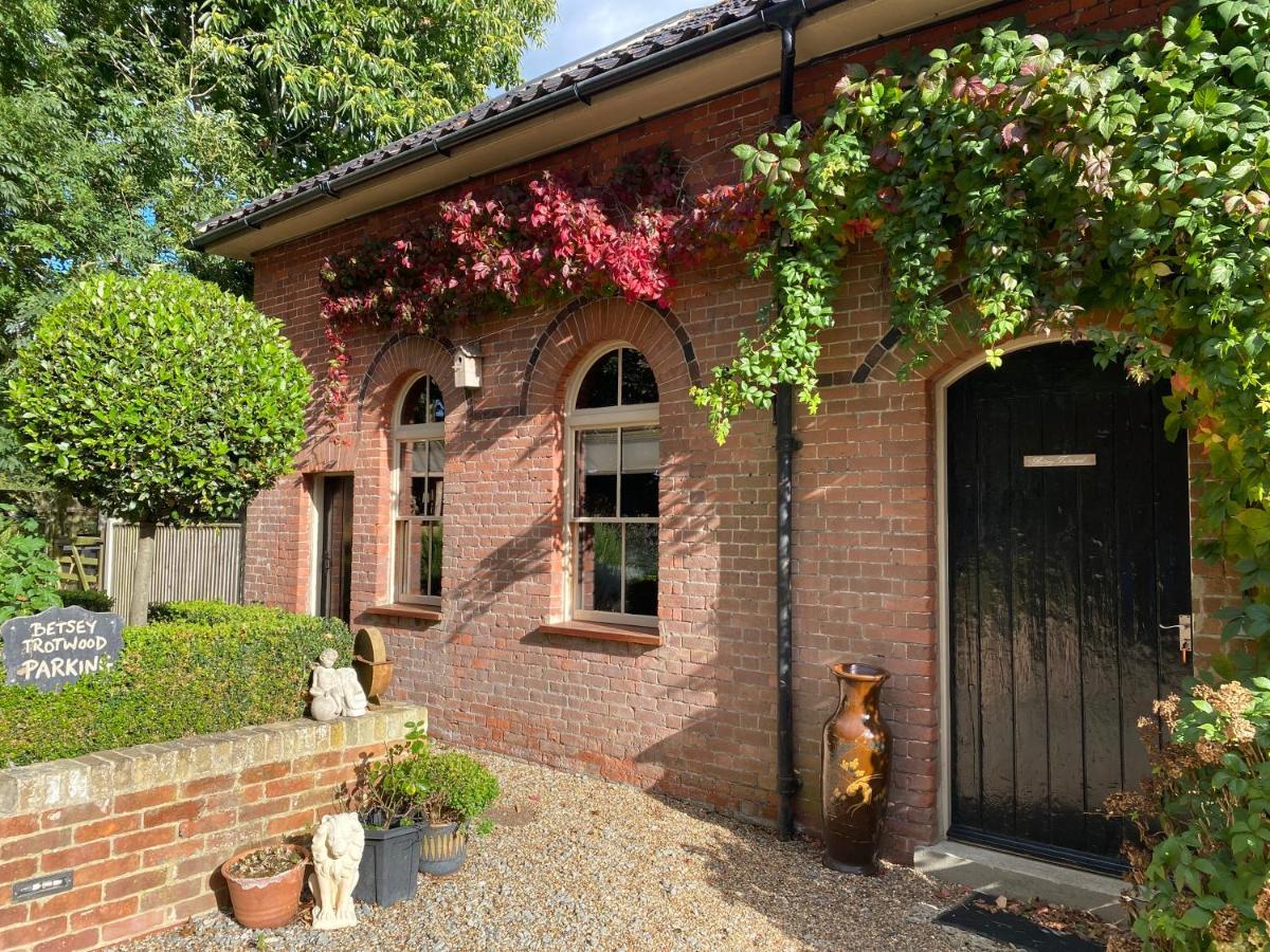 Betsey Trotwood. Historic Stylish 2-Bed Cottage. Blundeston 外观 照片